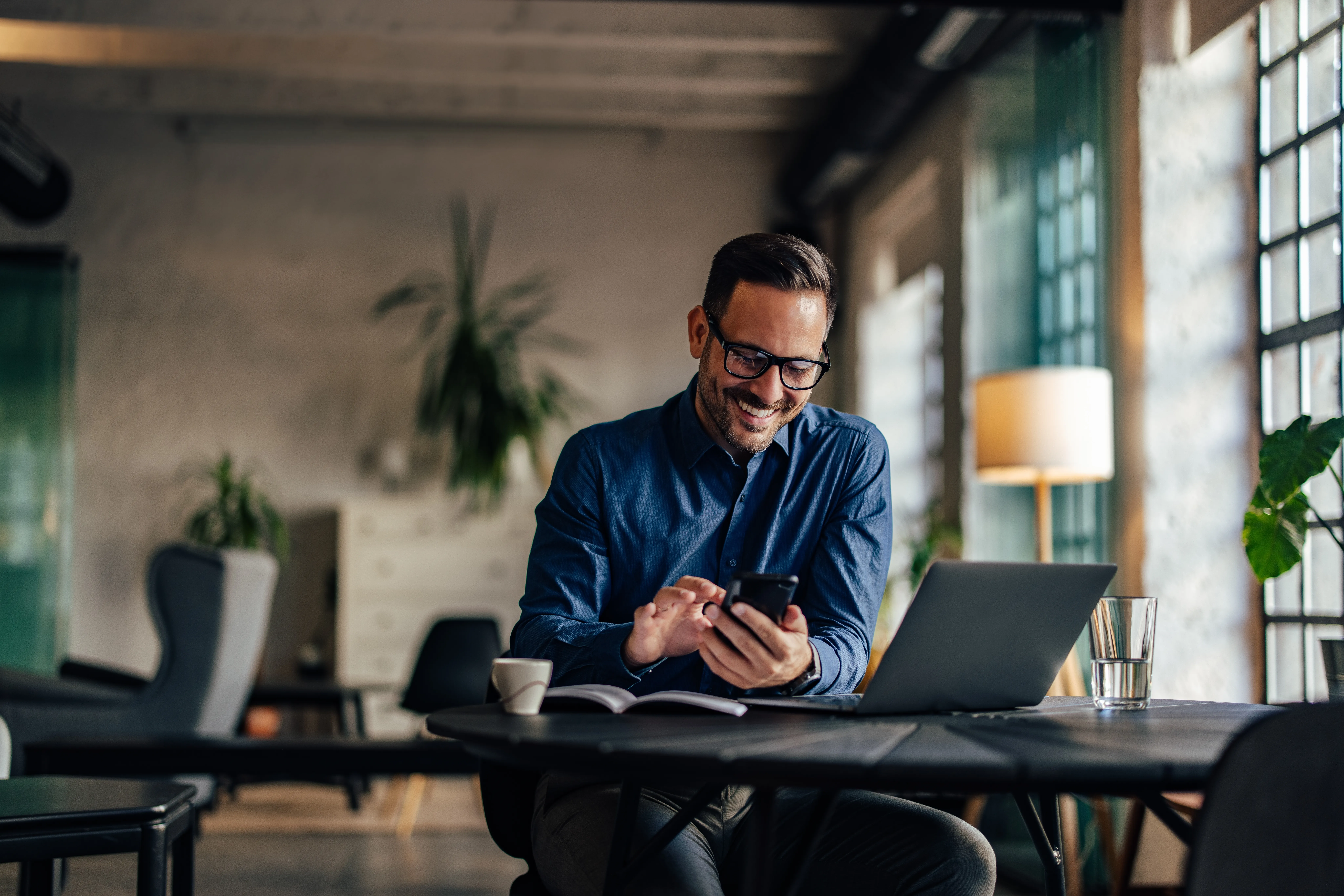 Indépendant souriant travaillant dans un bureau moderne