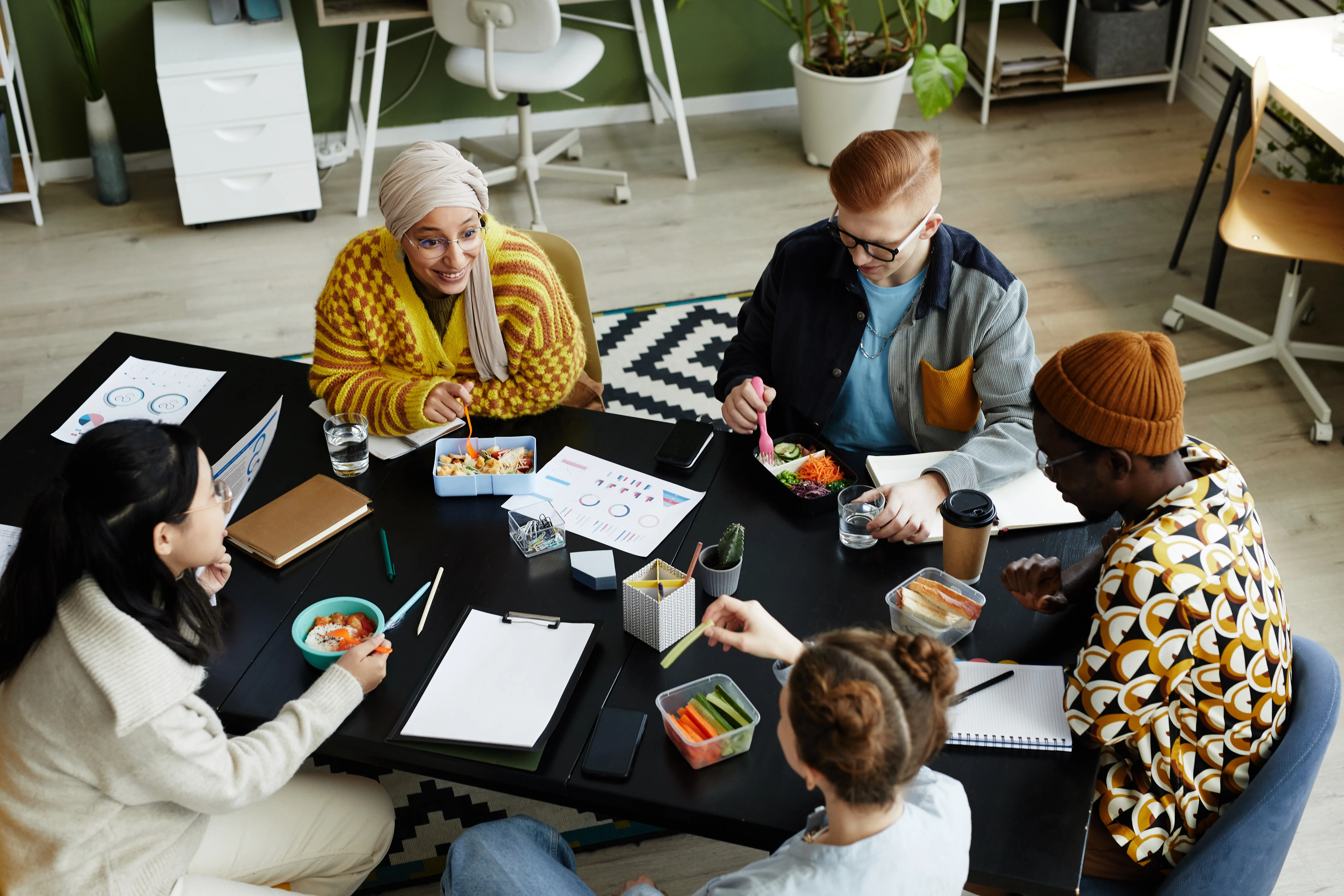 Équipe diverse en réunion autour d'une table