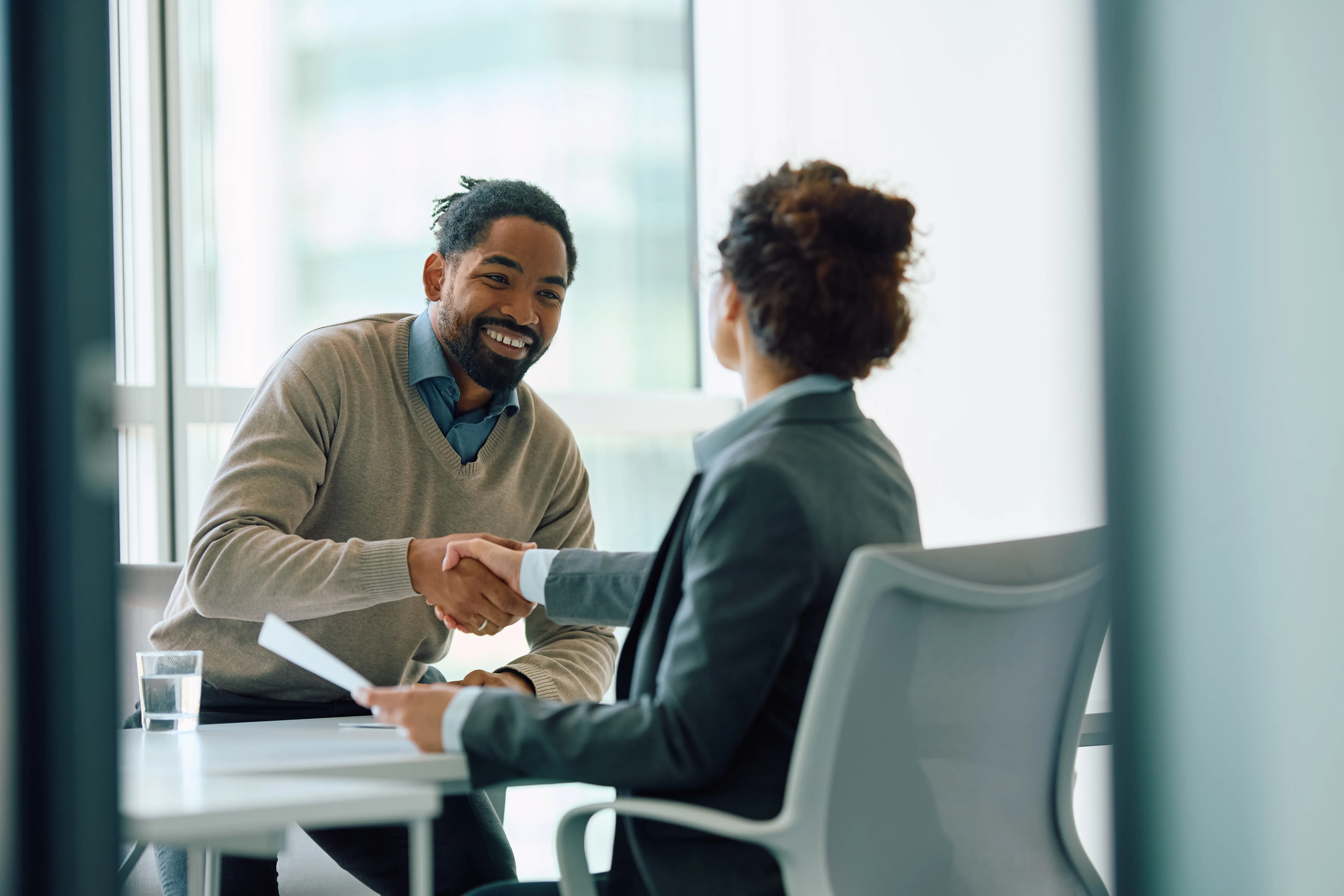 Poignée de main professionnelle au bureau
