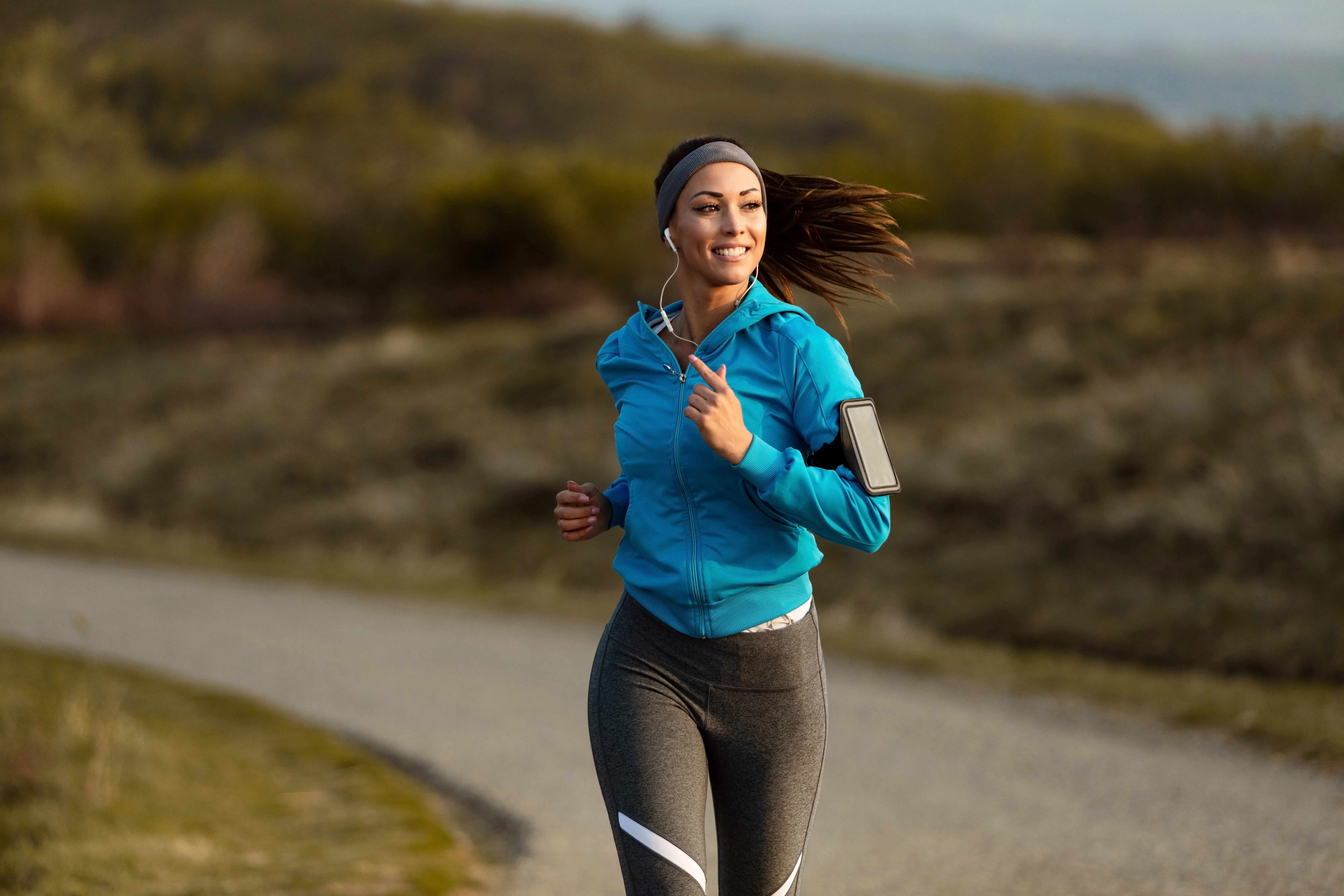 Femme faisant du jogging en plein air